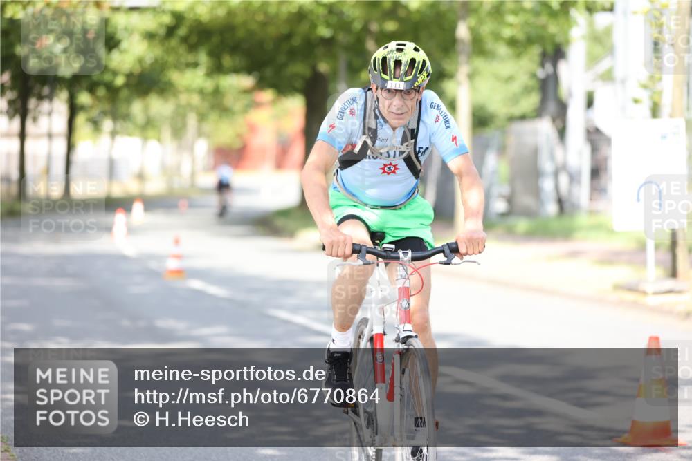 11.08.2024 - GEWOBA Citytriathlon Bremen H.Heesch http://msf.ph/oto/6770864 11.08.2024 10:46:11 Radfahren 111 meine-sportfotos.de