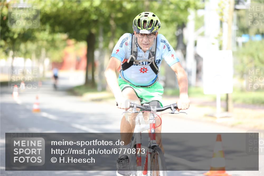 11.08.2024 - GEWOBA Citytriathlon Bremen H.Heesch http://msf.ph/oto/6770873 11.08.2024 10:46:11 Radfahren 111 meine-sportfotos.de