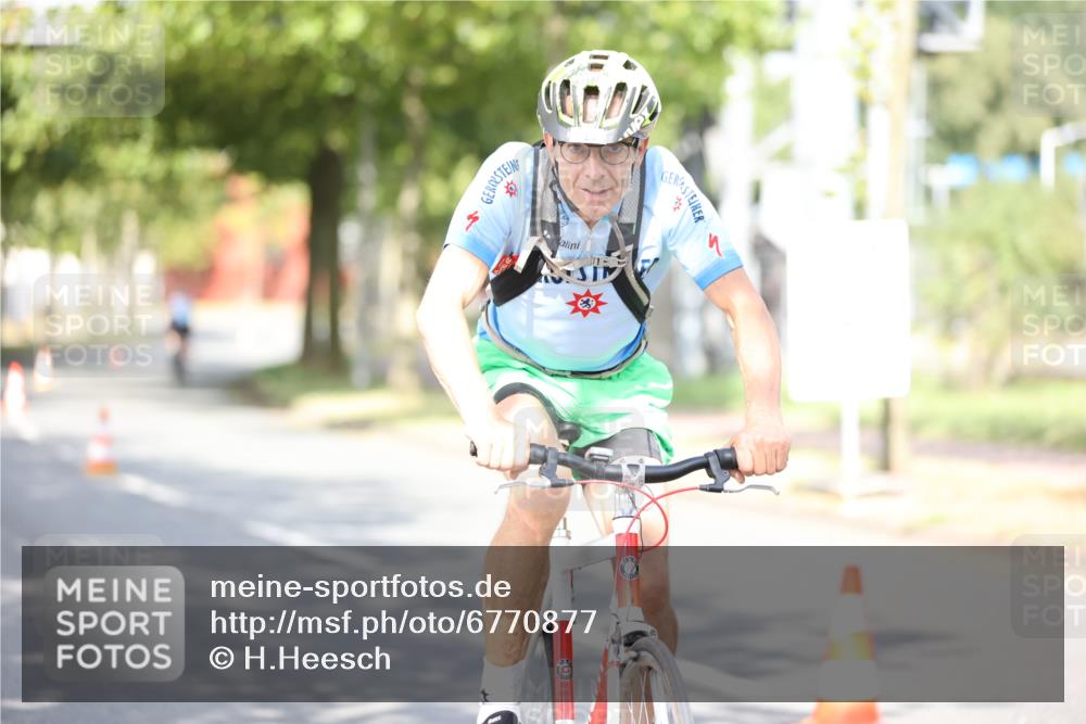 11.08.2024 - GEWOBA Citytriathlon Bremen H.Heesch http://msf.ph/oto/6770877 11.08.2024 10:46:11 Radfahren 111 meine-sportfotos.de