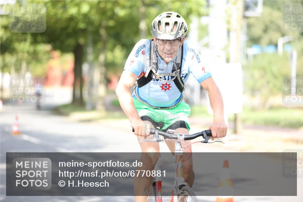 11.08.2024 - GEWOBA Citytriathlon Bremen H.Heesch http://msf.ph/oto/6770881 11.08.2024 10:46:11 Radfahren 111 meine-sportfotos.de
