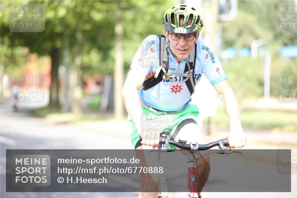 11.08.2024 - GEWOBA Citytriathlon Bremen H.Heesch http://msf.ph/oto/6770888 11.08.2024 10:46:11 Radfahren 111 meine-sportfotos.de