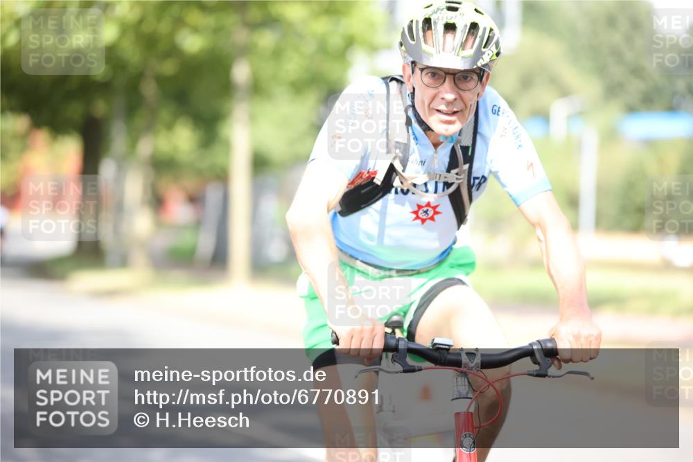 11.08.2024 - GEWOBA Citytriathlon Bremen H.Heesch http://msf.ph/oto/6770891 11.08.2024 10:46:11 Radfahren 111 meine-sportfotos.de