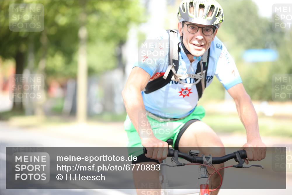 11.08.2024 - GEWOBA Citytriathlon Bremen H.Heesch http://msf.ph/oto/6770893 11.08.2024 10:46:11 Radfahren 111 meine-sportfotos.de