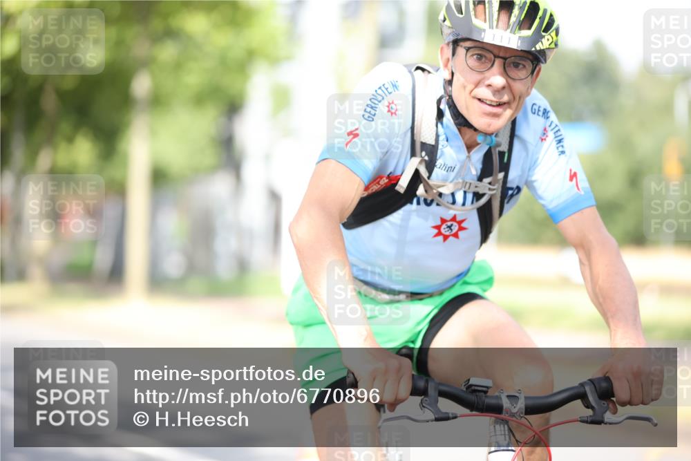 11.08.2024 - GEWOBA Citytriathlon Bremen H.Heesch http://msf.ph/oto/6770896 11.08.2024 10:46:11 Radfahren 111 meine-sportfotos.de