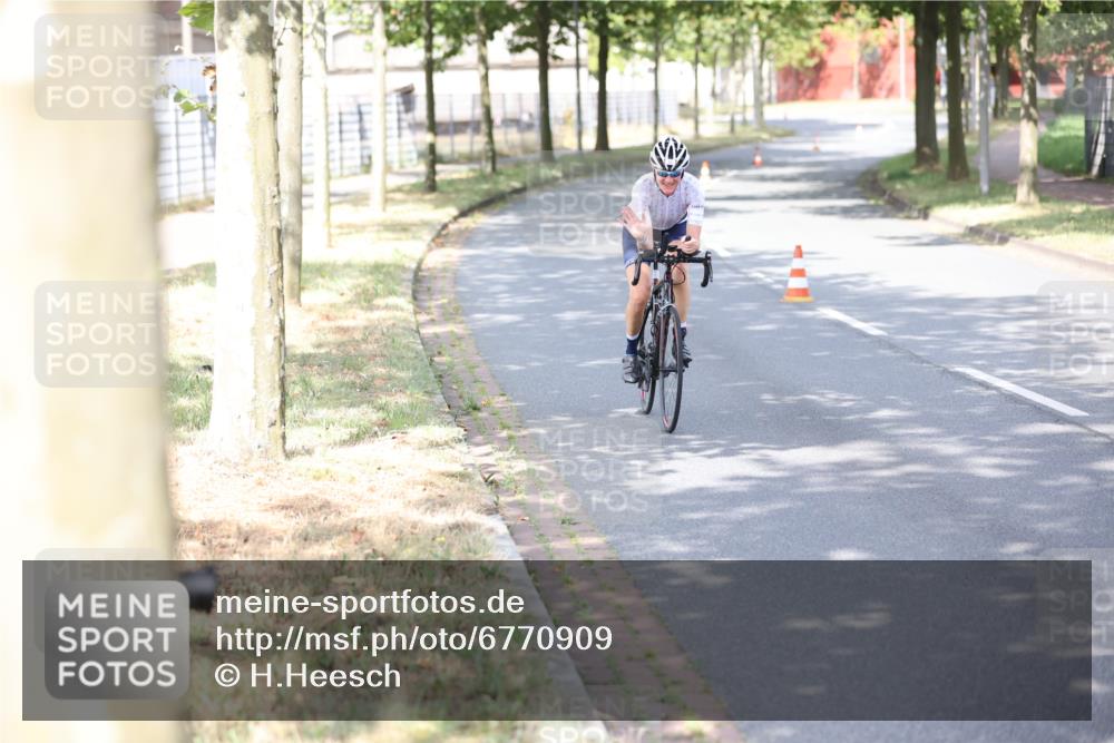 11.08.2024 - GEWOBA Citytriathlon Bremen H.Heesch http://msf.ph/oto/6770909 11.08.2024 10:47:00 Radfahren 36 meine-sportfotos.de