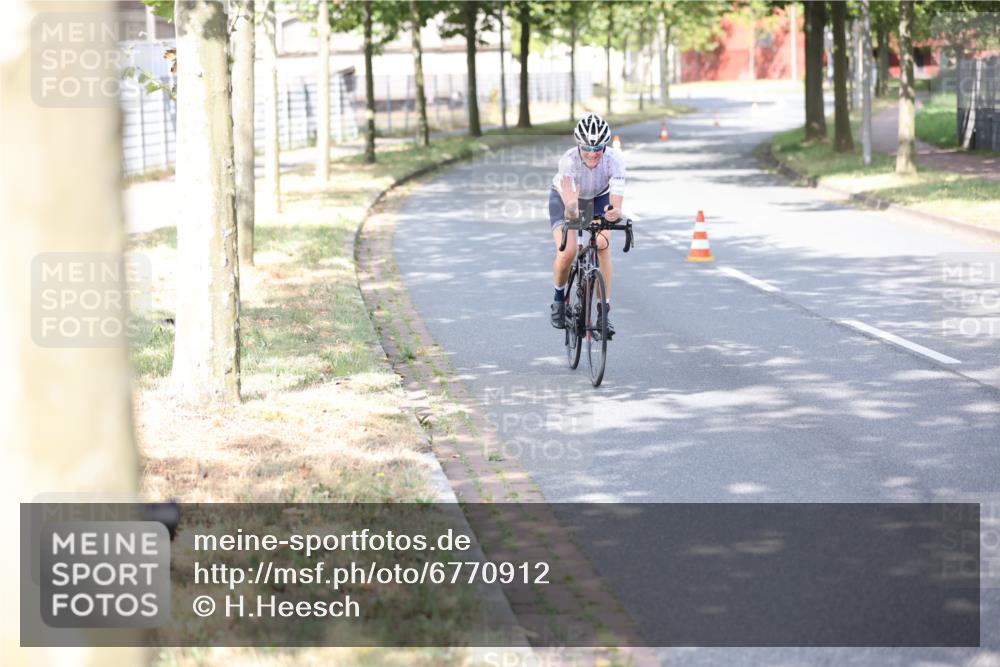 11.08.2024 - GEWOBA Citytriathlon Bremen H.Heesch http://msf.ph/oto/6770912 11.08.2024 10:47:01 Radfahren 36 meine-sportfotos.de