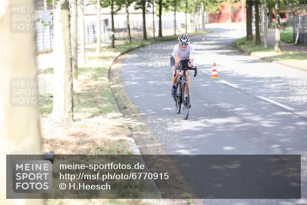 11.08.2024 - GEWOBA Citytriathlon Bremen H.Heesch http://msf.ph/oto/6770915 11.08.2024 10:47:01 Radfahren 36 meine-sportfotos.de