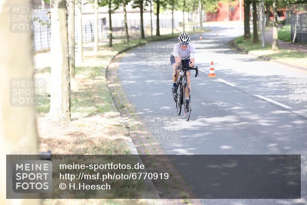 11.08.2024 - GEWOBA Citytriathlon Bremen H.Heesch http://msf.ph/oto/6770919 11.08.2024 10:47:01 Radfahren 36 meine-sportfotos.de