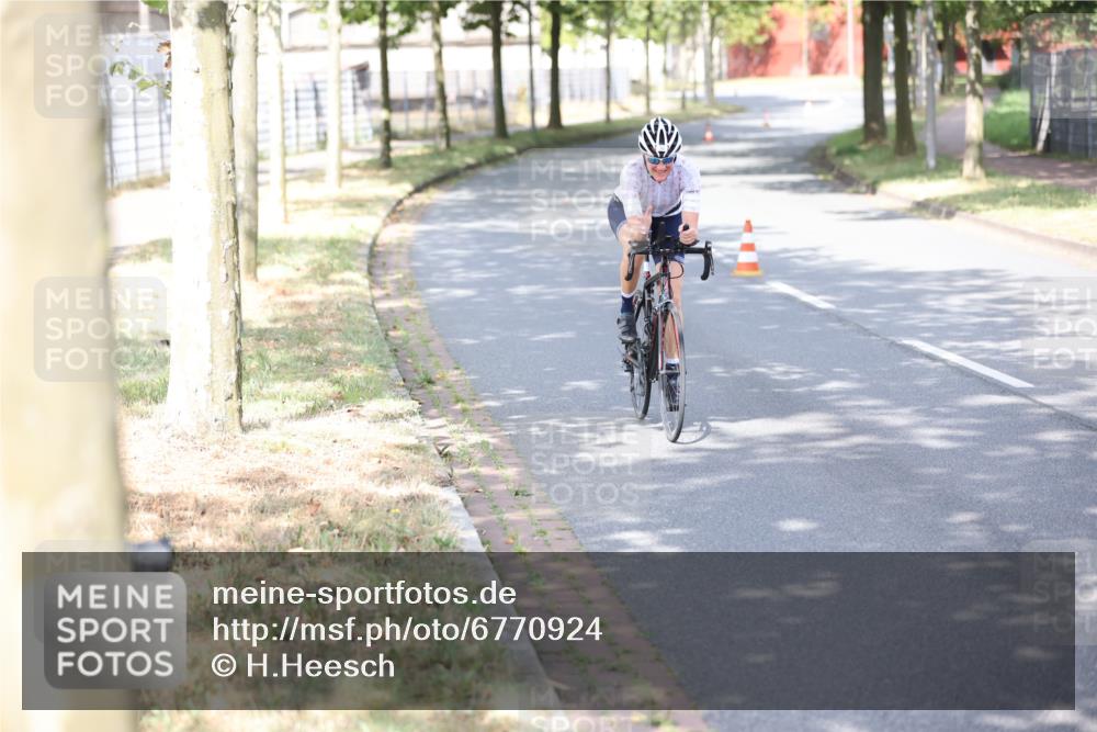 11.08.2024 - GEWOBA Citytriathlon Bremen H.Heesch http://msf.ph/oto/6770924 11.08.2024 10:47:01 Radfahren 36 meine-sportfotos.de