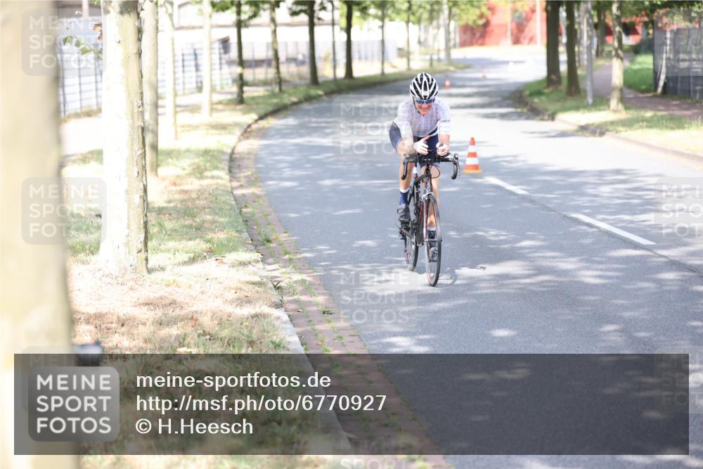 11.08.2024 - GEWOBA Citytriathlon Bremen H.Heesch http://msf.ph/oto/6770927 11.08.2024 10:47:01 Radfahren 36 meine-sportfotos.de