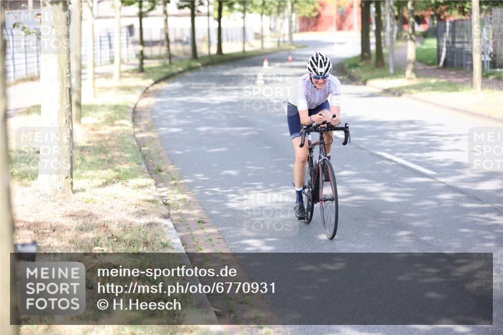 11.08.2024 - GEWOBA Citytriathlon Bremen H.Heesch http://msf.ph/oto/6770931 11.08.2024 10:47:01 Radfahren 36 meine-sportfotos.de