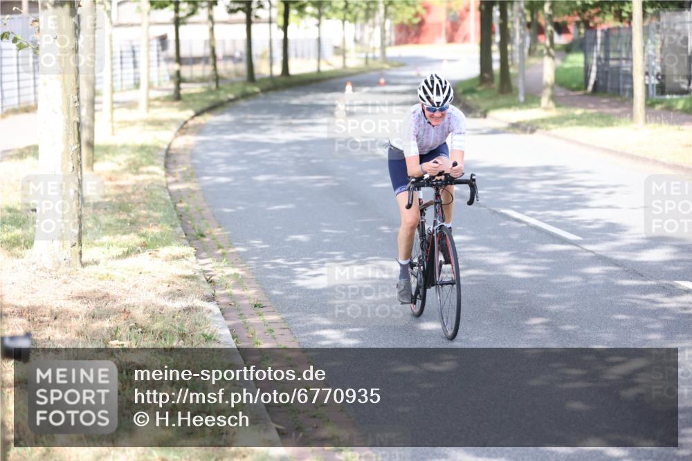 11.08.2024 - GEWOBA Citytriathlon Bremen H.Heesch http://msf.ph/oto/6770935 11.08.2024 10:47:01 Radfahren 36 meine-sportfotos.de