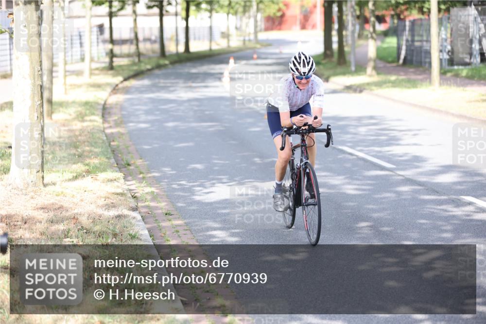 11.08.2024 - GEWOBA Citytriathlon Bremen H.Heesch http://msf.ph/oto/6770939 11.08.2024 10:47:01 Radfahren 36 meine-sportfotos.de