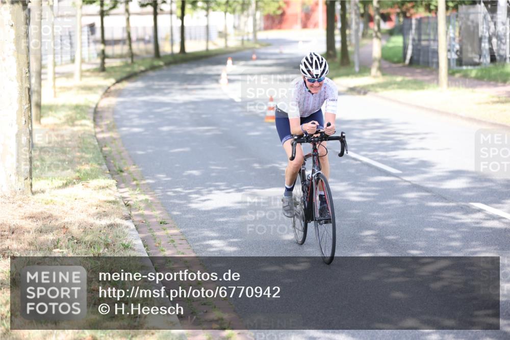 11.08.2024 - GEWOBA Citytriathlon Bremen H.Heesch http://msf.ph/oto/6770942 11.08.2024 10:47:01 Radfahren 36 meine-sportfotos.de