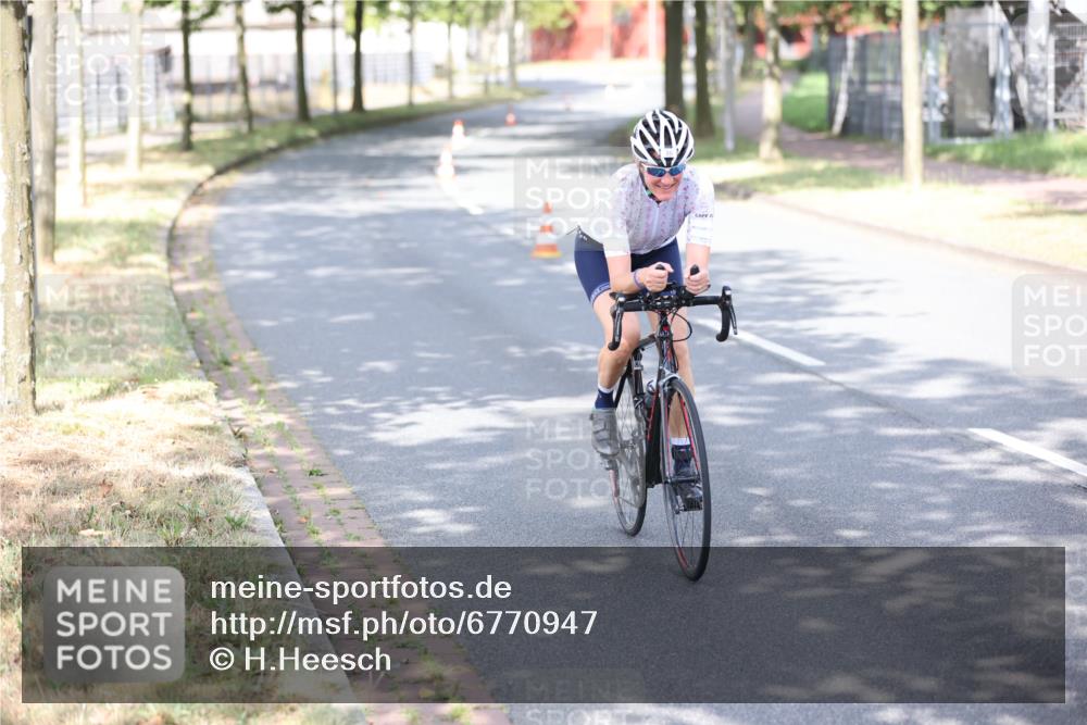 11.08.2024 - GEWOBA Citytriathlon Bremen H.Heesch http://msf.ph/oto/6770947 11.08.2024 10:47:01 Radfahren 36 meine-sportfotos.de