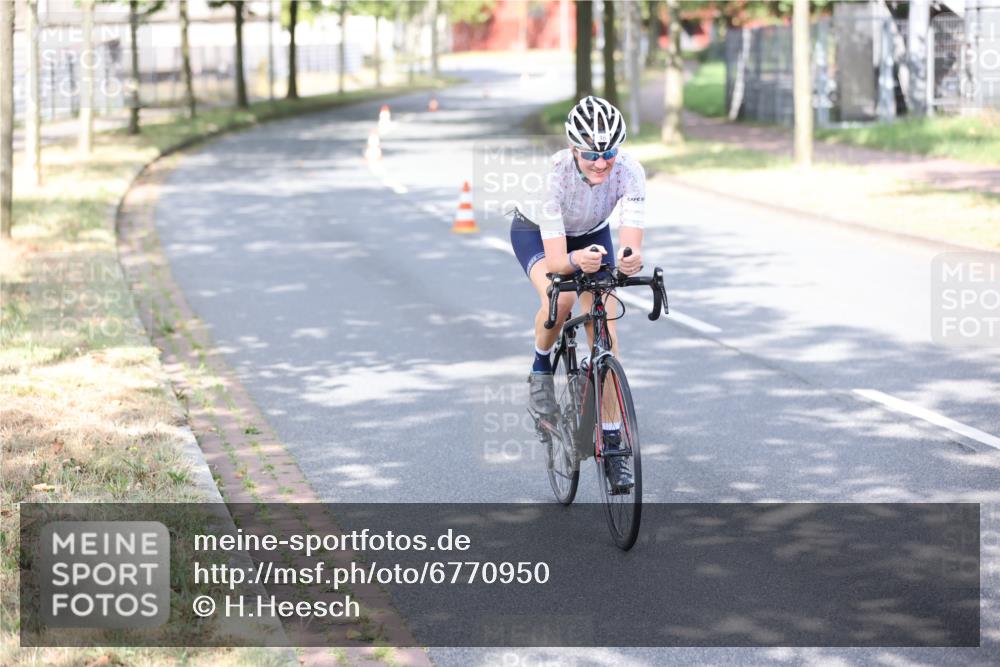 11.08.2024 - GEWOBA Citytriathlon Bremen H.Heesch http://msf.ph/oto/6770950 11.08.2024 10:47:01 Radfahren 36 meine-sportfotos.de