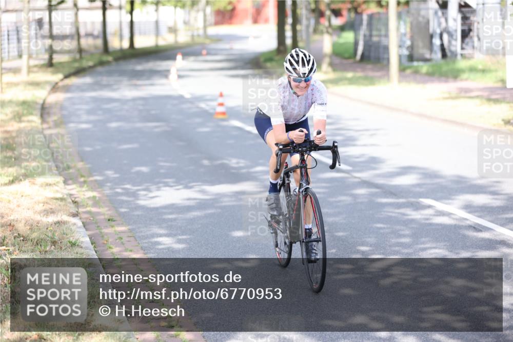 11.08.2024 - GEWOBA Citytriathlon Bremen H.Heesch http://msf.ph/oto/6770953 11.08.2024 10:47:01 Radfahren 36 meine-sportfotos.de