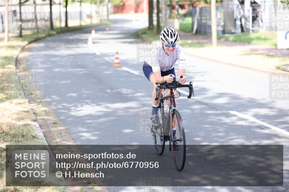 11.08.2024 - GEWOBA Citytriathlon Bremen H.Heesch http://msf.ph/oto/6770956 11.08.2024 10:47:01 Radfahren 36 meine-sportfotos.de