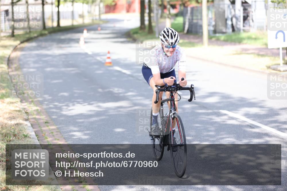 11.08.2024 - GEWOBA Citytriathlon Bremen H.Heesch http://msf.ph/oto/6770960 11.08.2024 10:47:01 Radfahren 36 meine-sportfotos.de