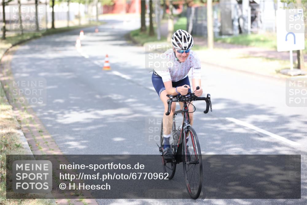 11.08.2024 - GEWOBA Citytriathlon Bremen H.Heesch http://msf.ph/oto/6770962 11.08.2024 10:47:01 Radfahren 36 meine-sportfotos.de