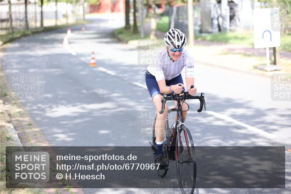 11.08.2024 - GEWOBA Citytriathlon Bremen H.Heesch http://msf.ph/oto/6770967 11.08.2024 10:47:02 Radfahren 36 meine-sportfotos.de