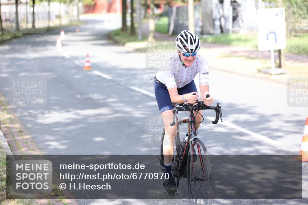11.08.2024 - GEWOBA Citytriathlon Bremen H.Heesch http://msf.ph/oto/6770970 11.08.2024 10:47:02 Radfahren 36 meine-sportfotos.de