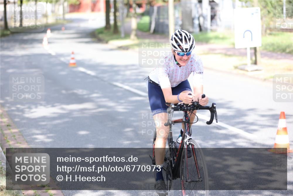 11.08.2024 - GEWOBA Citytriathlon Bremen H.Heesch http://msf.ph/oto/6770973 11.08.2024 10:47:02 Radfahren 36 meine-sportfotos.de