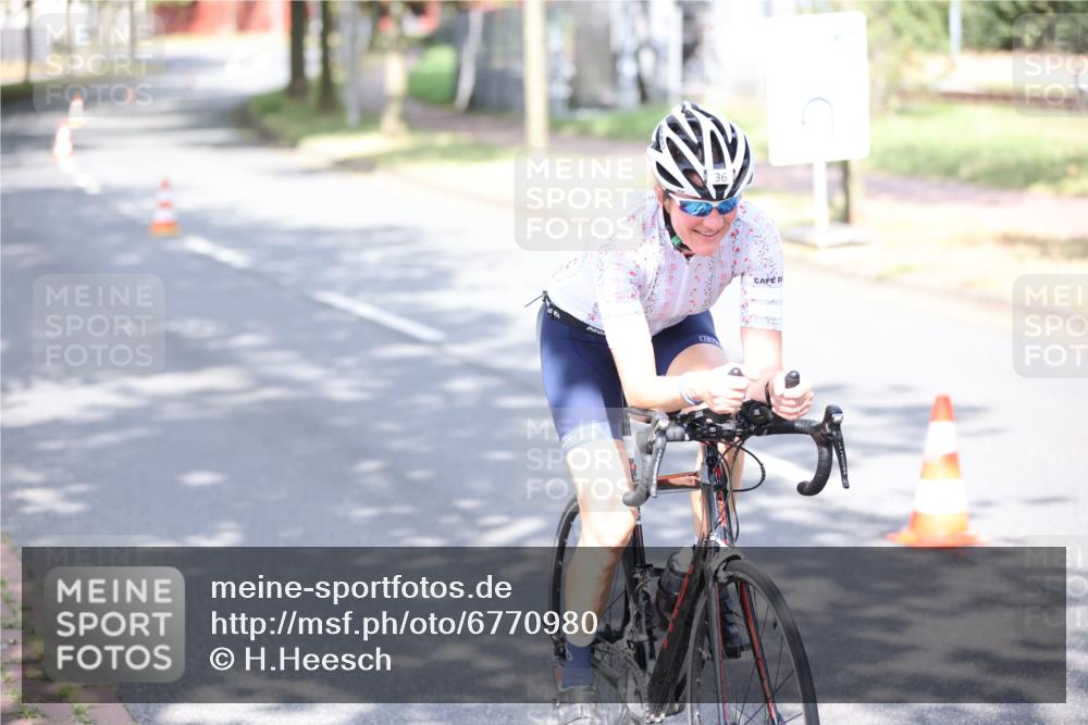11.08.2024 - GEWOBA Citytriathlon Bremen H.Heesch http://msf.ph/oto/6770980 11.08.2024 10:47:02 Radfahren 36 meine-sportfotos.de