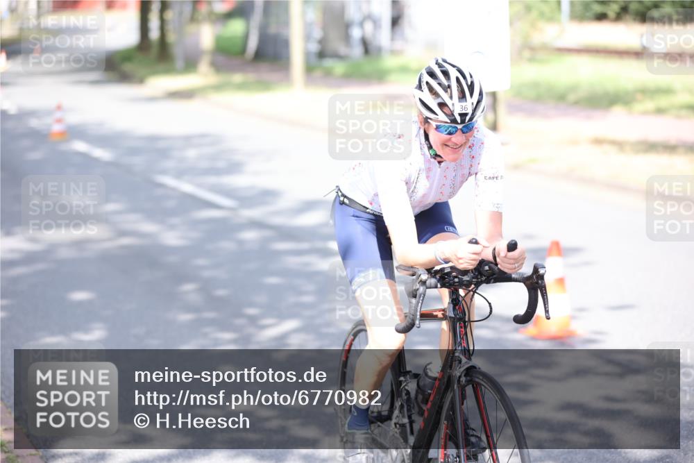 11.08.2024 - GEWOBA Citytriathlon Bremen H.Heesch http://msf.ph/oto/6770982 11.08.2024 10:47:02 Radfahren 36 meine-sportfotos.de