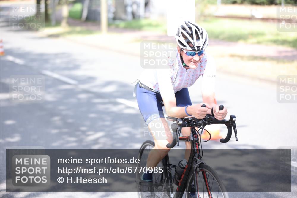 11.08.2024 - GEWOBA Citytriathlon Bremen H.Heesch http://msf.ph/oto/6770985 11.08.2024 10:47:02 Radfahren 36 meine-sportfotos.de