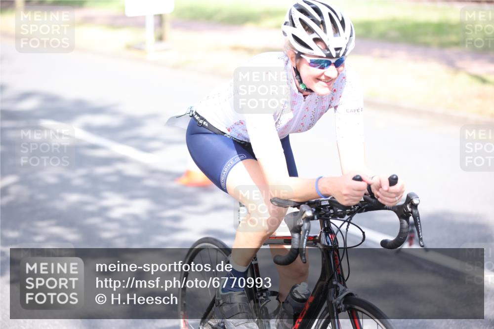 11.08.2024 - GEWOBA Citytriathlon Bremen H.Heesch http://msf.ph/oto/6770993 11.08.2024 10:47:02 Radfahren 36 meine-sportfotos.de