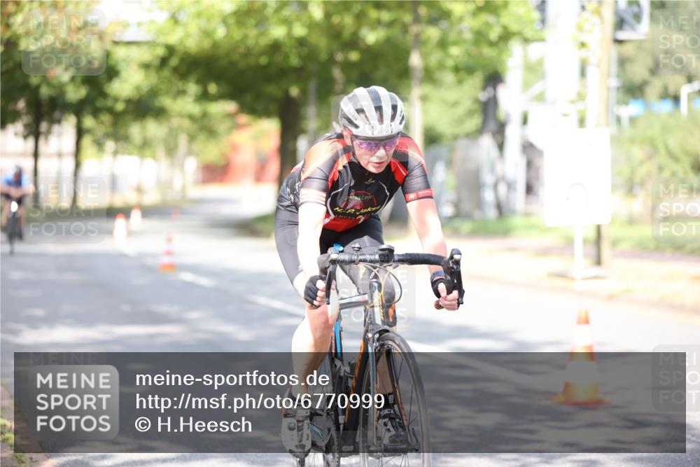 11.08.2024 - GEWOBA Citytriathlon Bremen H.Heesch http://msf.ph/oto/6770999 11.08.2024 10:47:25 Radfahren 100 meine-sportfotos.de
