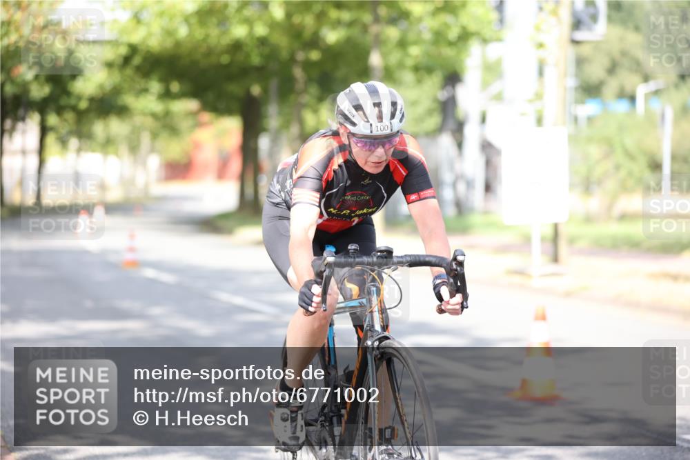11.08.2024 - GEWOBA Citytriathlon Bremen H.Heesch http://msf.ph/oto/6771002 11.08.2024 10:47:25 Radfahren 100 meine-sportfotos.de