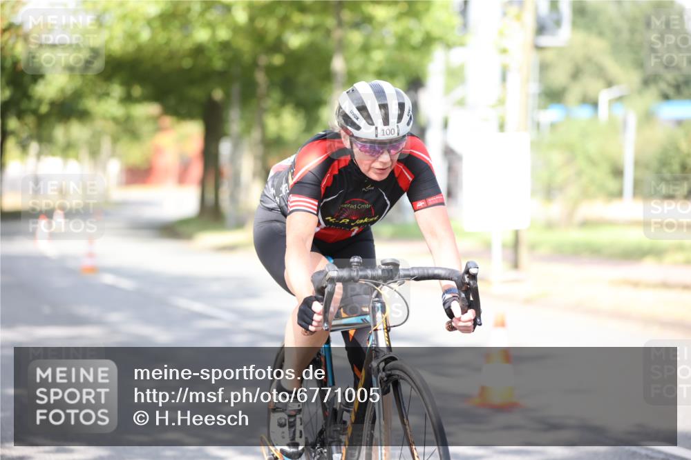 11.08.2024 - GEWOBA Citytriathlon Bremen H.Heesch http://msf.ph/oto/6771005 11.08.2024 10:47:25 Radfahren 100 meine-sportfotos.de