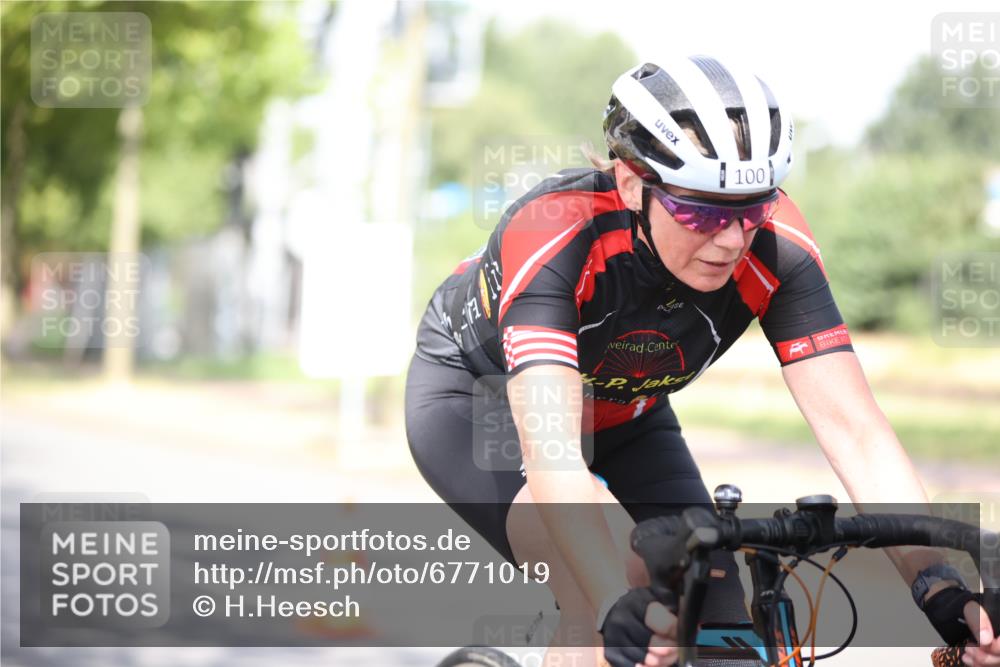11.08.2024 - GEWOBA Citytriathlon Bremen H.Heesch http://msf.ph/oto/6771019 11.08.2024 10:47:26 Radfahren 100 meine-sportfotos.de
