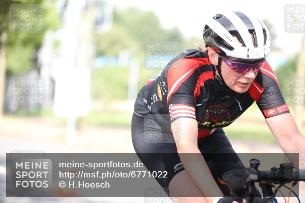 11.08.2024 - GEWOBA Citytriathlon Bremen H.Heesch http://msf.ph/oto/6771022 11.08.2024 10:47:26 Radfahren 100 meine-sportfotos.de