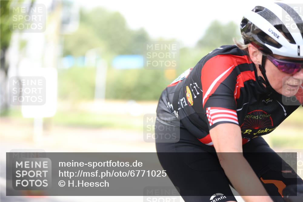 11.08.2024 - GEWOBA Citytriathlon Bremen H.Heesch http://msf.ph/oto/6771025 11.08.2024 10:47:26 Radfahren 100 meine-sportfotos.de