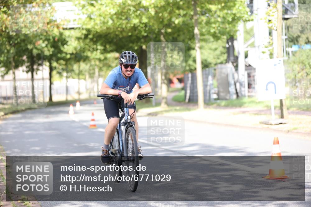 11.08.2024 - GEWOBA Citytriathlon Bremen H.Heesch http://msf.ph/oto/6771029 11.08.2024 10:47:28 Radfahren 100 meine-sportfotos.de