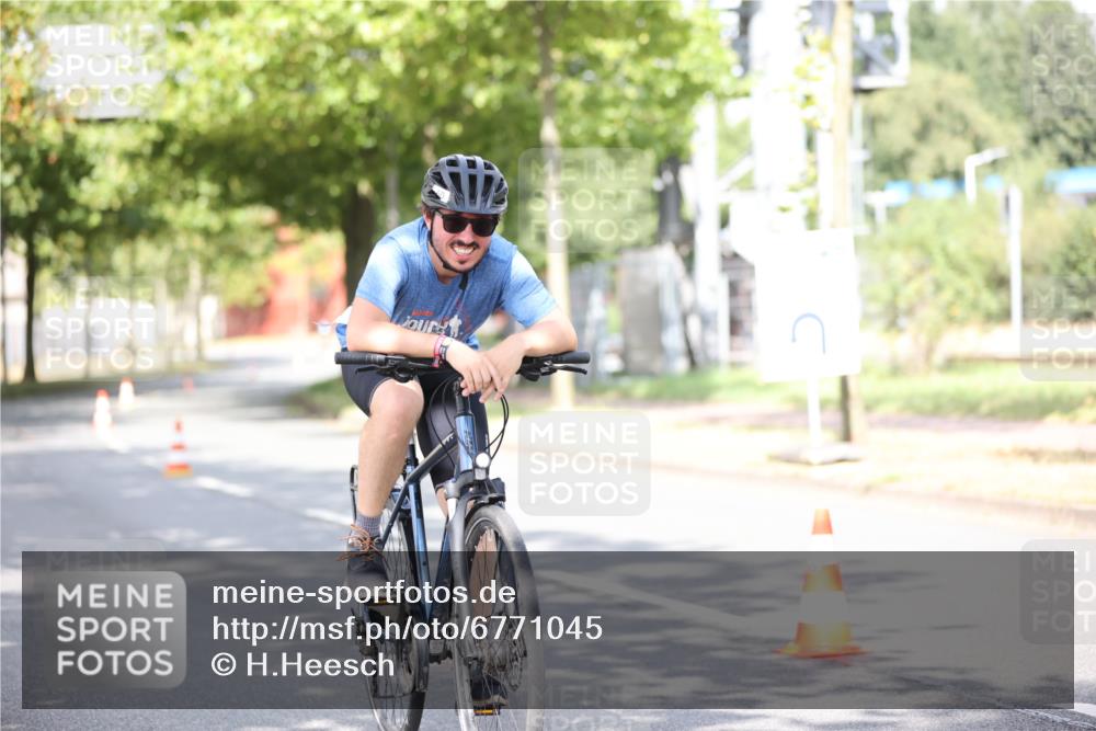 11.08.2024 - GEWOBA Citytriathlon Bremen H.Heesch http://msf.ph/oto/6771045 11.08.2024 10:47:28 Radfahren 100 meine-sportfotos.de