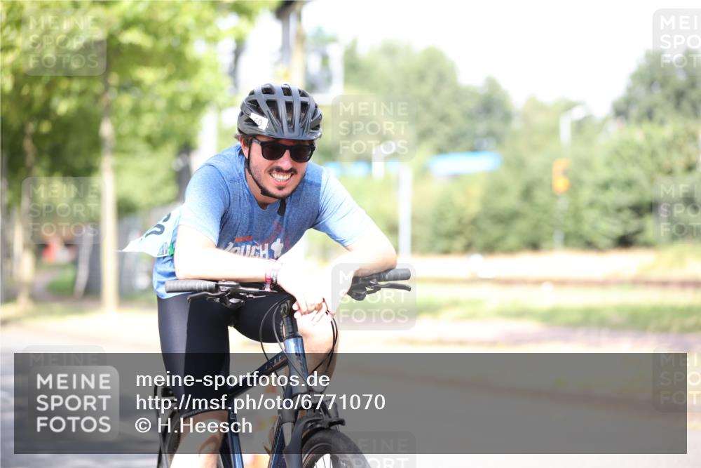 11.08.2024 - GEWOBA Citytriathlon Bremen H.Heesch http://msf.ph/oto/6771070 11.08.2024 10:47:28 Radfahren 100 meine-sportfotos.de
