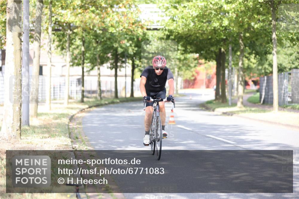 11.08.2024 - GEWOBA Citytriathlon Bremen H.Heesch http://msf.ph/oto/6771083 11.08.2024 10:48:05 Radfahren 115 meine-sportfotos.de