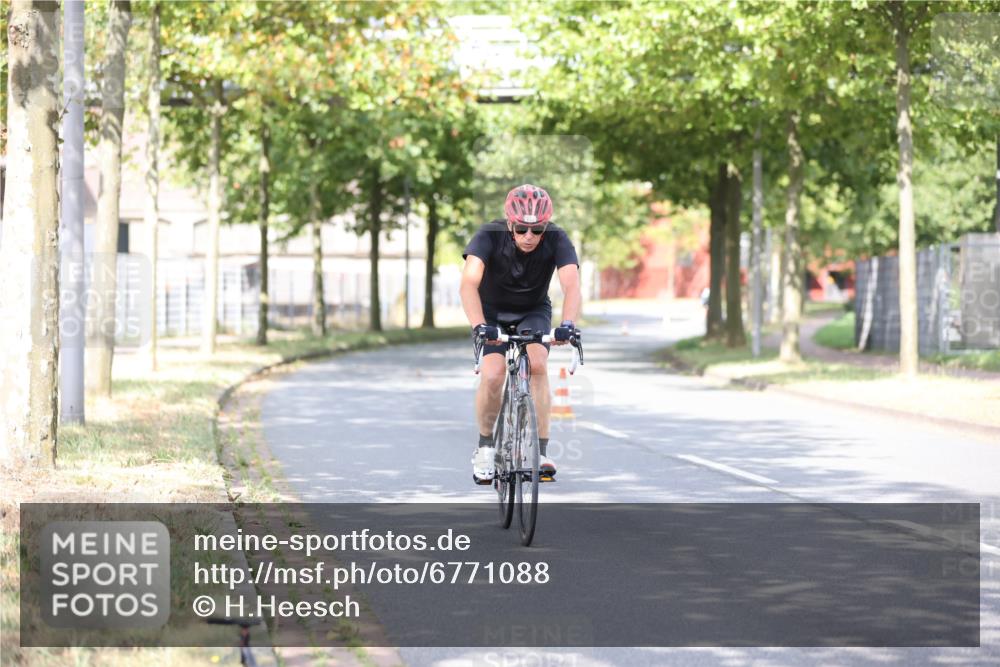 11.08.2024 - GEWOBA Citytriathlon Bremen H.Heesch http://msf.ph/oto/6771088 11.08.2024 10:48:05 Radfahren 115 meine-sportfotos.de