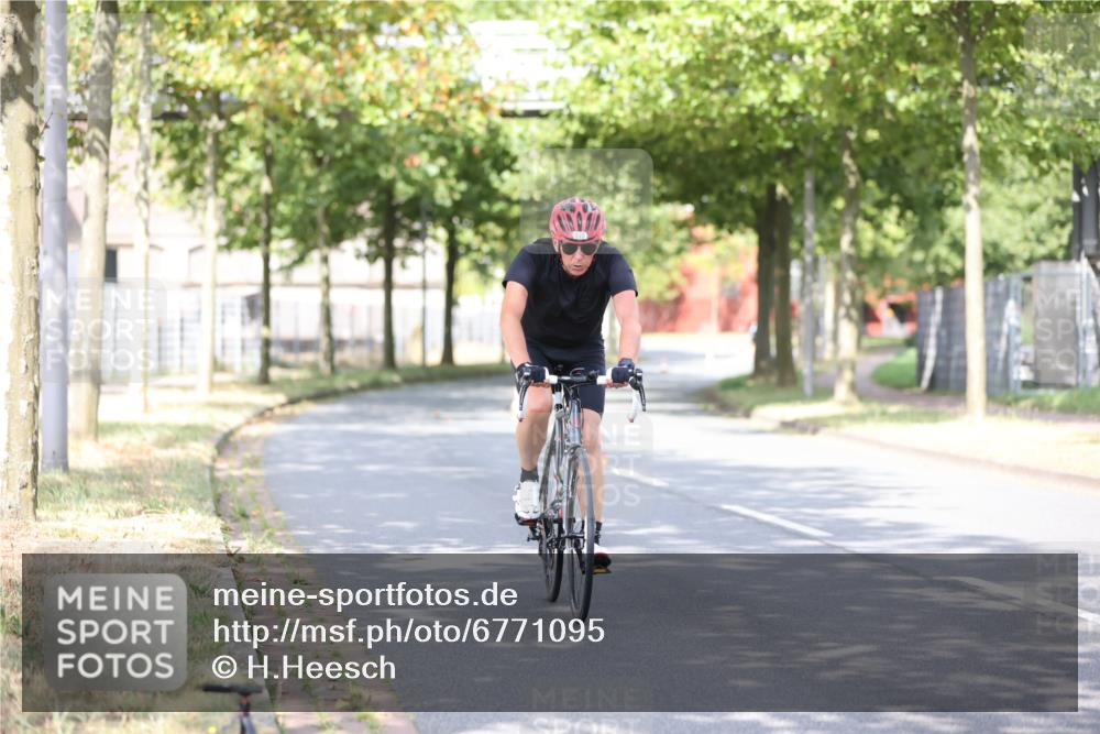 11.08.2024 - GEWOBA Citytriathlon Bremen H.Heesch http://msf.ph/oto/6771095 11.08.2024 10:48:05 Radfahren 115 meine-sportfotos.de