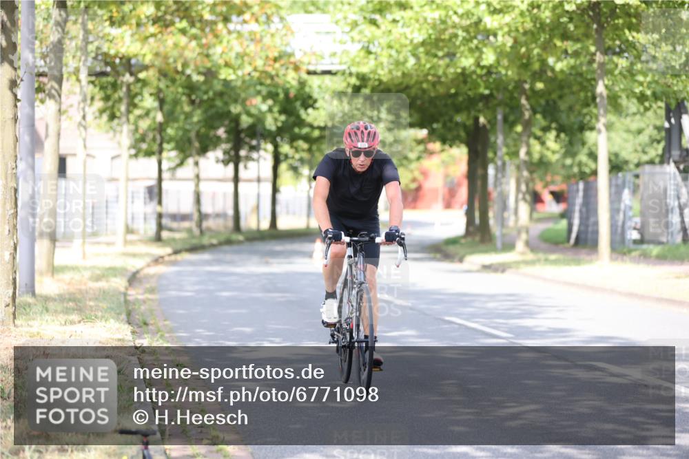 11.08.2024 - GEWOBA Citytriathlon Bremen H.Heesch http://msf.ph/oto/6771098 11.08.2024 10:48:05 Radfahren 115 meine-sportfotos.de