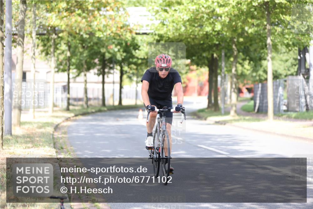 11.08.2024 - GEWOBA Citytriathlon Bremen H.Heesch http://msf.ph/oto/6771102 11.08.2024 10:48:05 Radfahren 115 meine-sportfotos.de