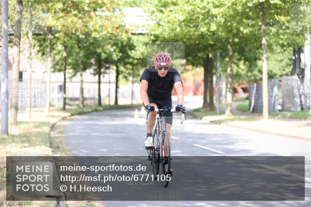 11.08.2024 - GEWOBA Citytriathlon Bremen H.Heesch http://msf.ph/oto/6771105 11.08.2024 10:48:05 Radfahren 115 meine-sportfotos.de