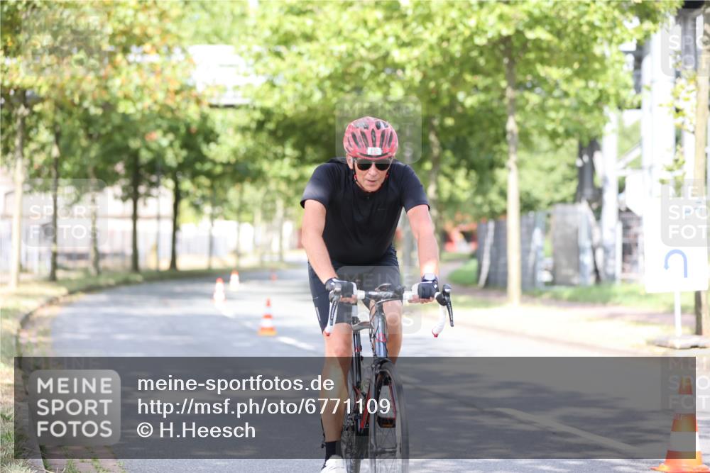 11.08.2024 - GEWOBA Citytriathlon Bremen H.Heesch http://msf.ph/oto/6771109 11.08.2024 10:48:05 Radfahren 115 meine-sportfotos.de