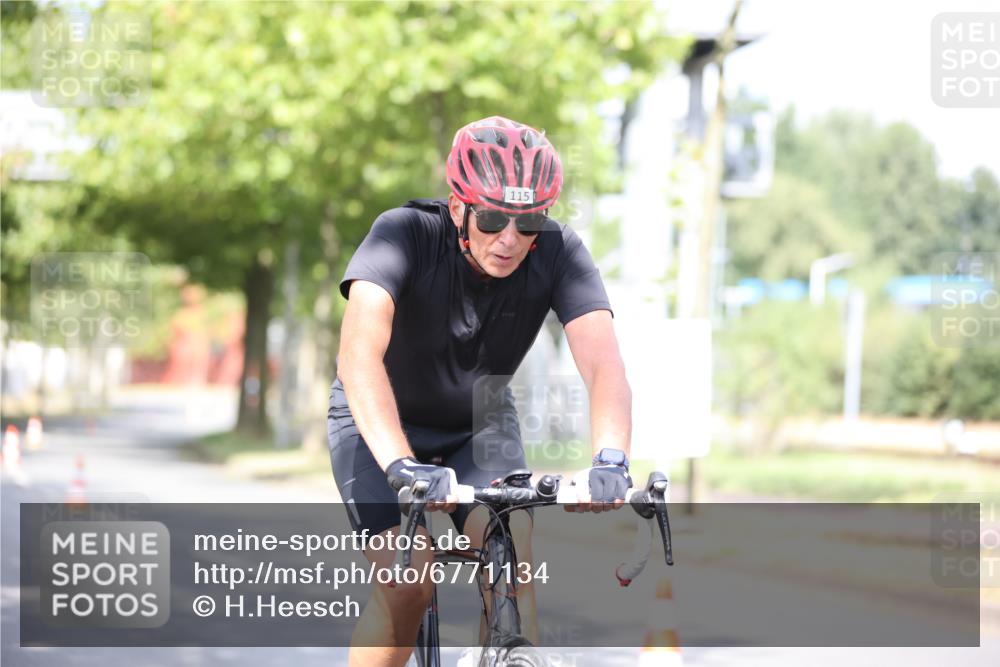 11.08.2024 - GEWOBA Citytriathlon Bremen H.Heesch http://msf.ph/oto/6771134 11.08.2024 10:48:06 Radfahren 115 meine-sportfotos.de