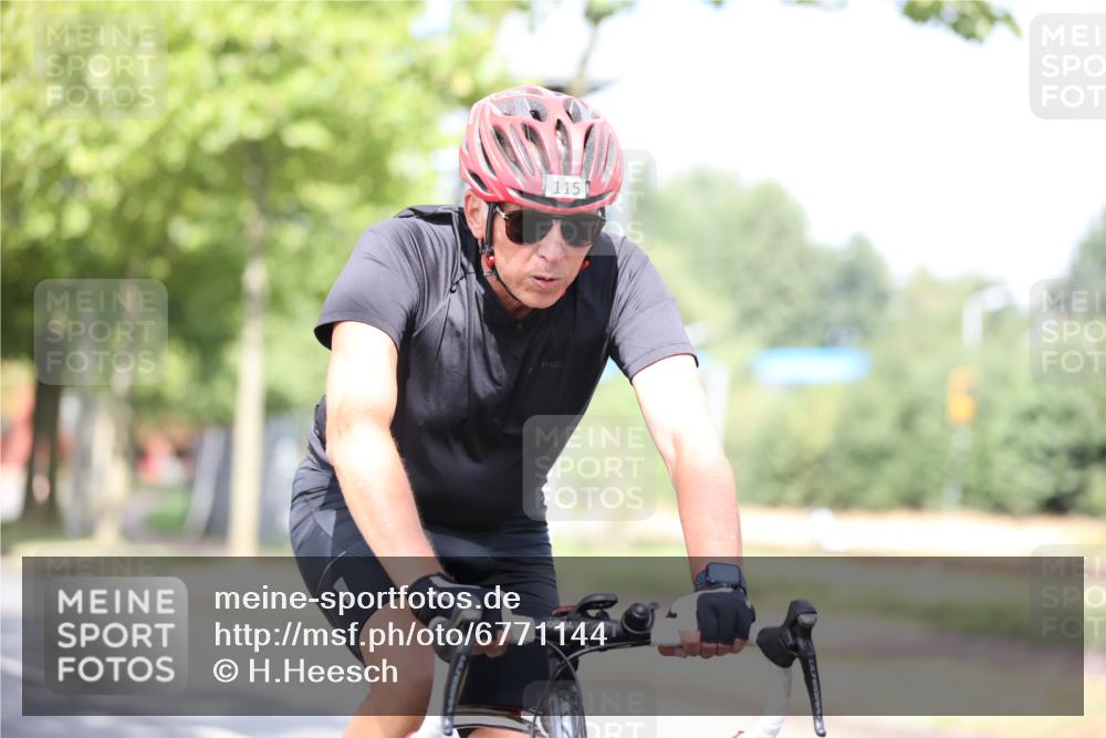 11.08.2024 - GEWOBA Citytriathlon Bremen H.Heesch http://msf.ph/oto/6771144 11.08.2024 10:48:06 Radfahren 115 meine-sportfotos.de