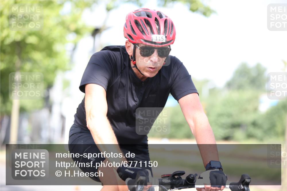 11.08.2024 - GEWOBA Citytriathlon Bremen H.Heesch http://msf.ph/oto/6771150 11.08.2024 10:48:06 Radfahren 115 meine-sportfotos.de